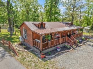 Dual Cabin Retreat with Fire Pits and Boat Parking - 9