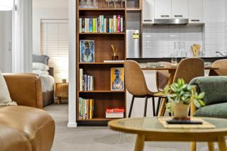 Stylish 2 Bed 2 Bath Balcony Parking Pool & Gym - 8