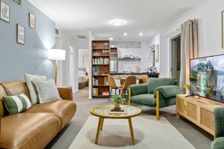 Stylish 2 Bed 2 Bath Balcony Parking Pool & Gym - 5