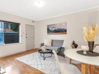 Chic 2BR Near Cafes and CBD FREE Netflix - 9