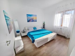 Bright accommodation near the sea in Zambratija - 3