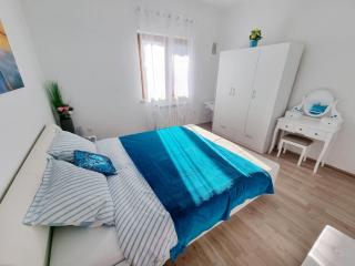 Bright accommodation near the sea in Zambratija - 2