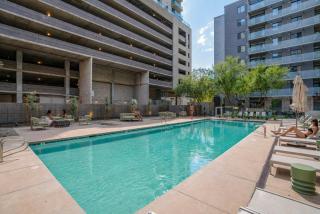 Chic Downtown 2-Bedroom Pool Gym Parking - 7