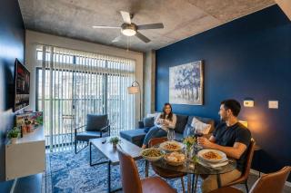 Chic Downtown 2-Bedroom Pool Gym Parking - 9