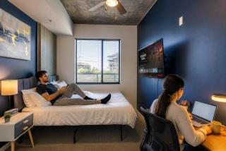 Chic Downtown 2-Bedroom Pool Gym Parking - 6