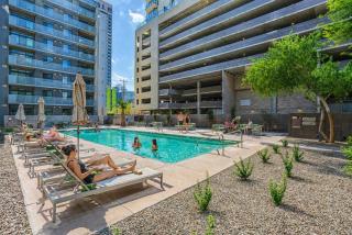 Chic Downtown 2-Bedroom Pool Gym Parking - 3