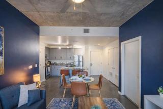 Chic Downtown 2-Bedroom Pool Gym Parking - Phoenix - 4
