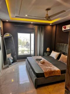 Modern 1 Bedroom Apartment - 2