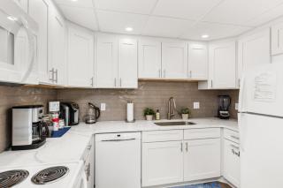 June Deal - Ocean Block Condo - Steps to Beach - Sleeps 6 - Beach Gear Included - 8