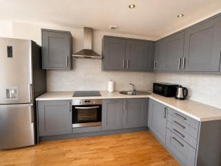City centre 2 bedroom apartment, parking, sleeps 4 - 3