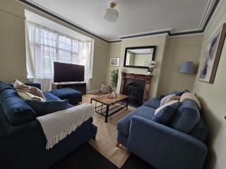 Spacious Victorian Stay 4 BR Chester Sleeps 8 - 6