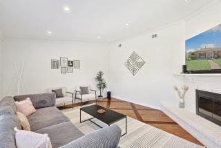 Prime Location- 4BR Hot Tub, BBQ & Kids Play Zone - 6