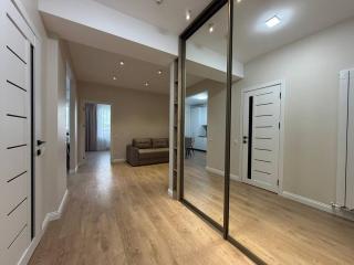 Lakeside Central 2-Bedroom Apartment - 7