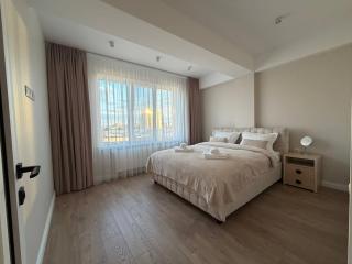 Lakeside Central 2-Bedroom Apartment - 5