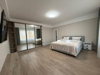 Lakeside Central 2-Bedroom Apartment - 4