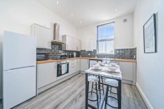 Latimer Flat 3 - Spacious 2-Bed Apt - Sleeps 6 - 9