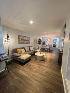 Brand New Lakeview Suite, Hot Tub and 4 Parking Spots - 9