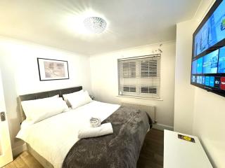 Cosy 2-Bedroom Riverside House, Free Parking & Private Lockable Office - 2