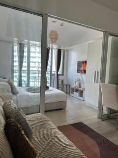 Azure Staycation by SabBen Suites - 6