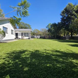 Entire Home for 6 Guests with Braai Area and Jacuzzi - Rustenburg - 6