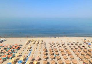 Beachfront Apartment with Balcony & Sea View - 8