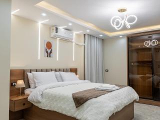 Pool view- Luxurious 3BD Hotel Apt, Sheikh Zayed - 3