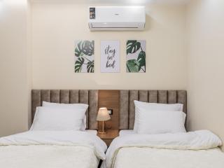 Pool view- Luxurious 3BD Hotel Apt, Sheikh Zayed - 0