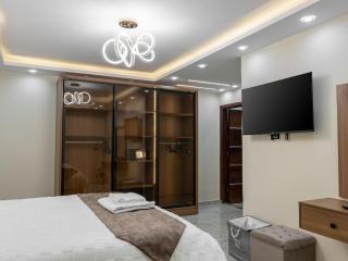 Pool view- Luxurious 3BD Hotel Apt, Sheikh Zayed - 2