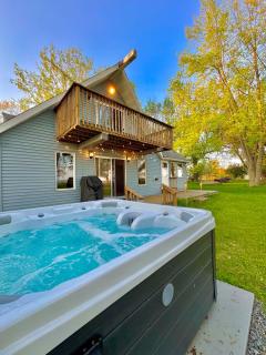 Cozy Lakefront Cabin with Jacuzzi - 0