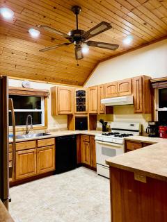 Cozy Lakefront Cabin with Jacuzzi - 8