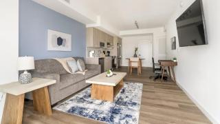 Landing Stunning 1BD Pool - 9
