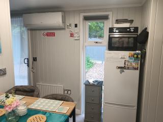 Independent Garden Guesthouse, Private entrance, Sleep up to x4, Kitchenette, Driveway Parking, Wi-Fi, Derby City - Derby - 1