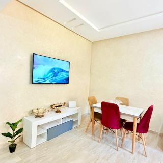 2BR Apt with Pool View in City Center - 4