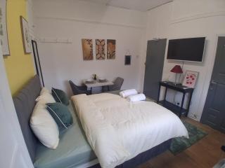 An essential studio flat located in the town centre riverside - 5