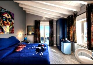 BELLAVISTA EXCLUSIVE B&B in zona centrale con piscina riscaldata-Jacuzzi vista lago LA COLAZIONE viene servita in una pasticceria esclusiva in centro-vicina alla struttura-animali di piccola taglia ammessi su richiesta - 5