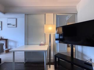 DT Cozy 1B1B with Den near UofT and Bay St - 8