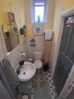 An essential studio flat located in the town centre riverside - 6