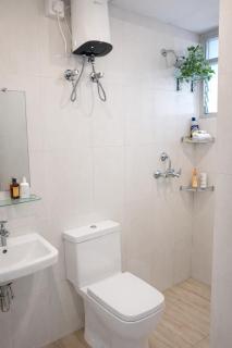 Elegant Stay by the Ganges - 5