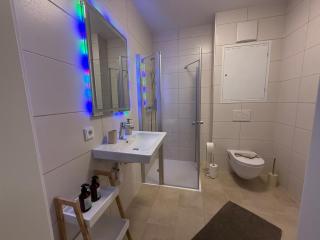 Donau Living Chic Apartment with River Flair - 4
