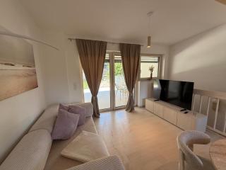Donau Living Chic Apartment with River Flair - 1