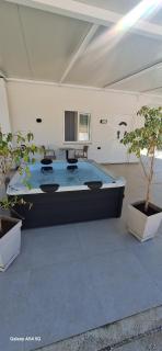 Cozy White House - Near Beach Private Jacuzzi - 9