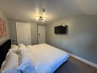 The EWR Transit Hub Modern 3BR Near Newark & NYC - 7