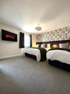 Premium Bedford Home, Sleeps 10, 6 Beds, SMART TVS in All Bedrooms, Parking for 4 Vehicles, 3 Bathrooms, Quiet Location and Near M1 - 8
