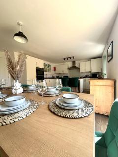 Premium Bedford Home, Sleeps 10, 6 Beds, SMART TVS in All Bedrooms, Parking for 4 Vehicles, 3 Bathrooms, Quiet Location and Near M1 - 5