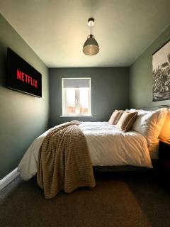 Premium Bedford Home, Sleeps 10, 6 Beds, SMART TVS in All Bedrooms, Parking for 4 Vehicles, 3 Bathrooms, Quiet Location and Near M1 - 4