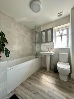 Premium Bedford Home, Sleeps 10, 6 Beds, SMART TVS in All Bedrooms, Parking for 4 Vehicles, 3 Bathrooms, Quiet Location and Near M1 - 2