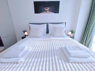 Holešovice Retreat, Balcony, Air-Con and Secure Parking - 2