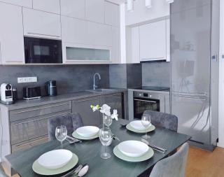 Holešovice Retreat, Balcony, Air-Con and Secure Parking - 4