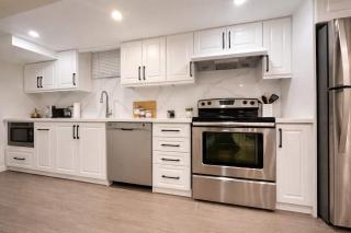 Luxury Private Basement Suite Smart TV Parking - 9