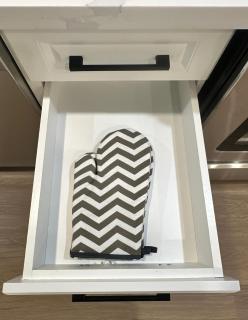Luxury Private Basement Suite Smart TV Parking - 3